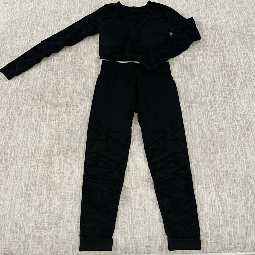 Fabletics Cropped Long Sleeve and Leggings Set in Black - XS
